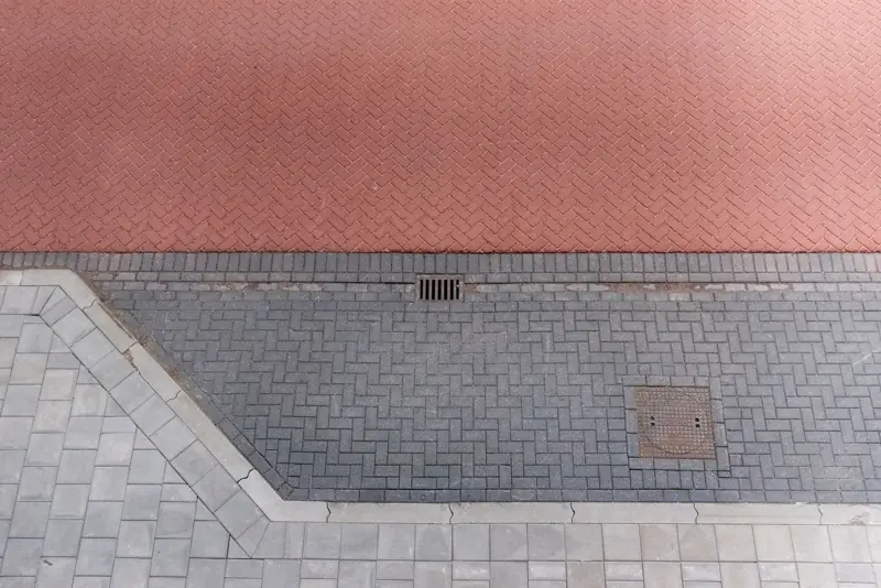 Luchtfoto van een woonstraat die opnieuw wordt bestraat